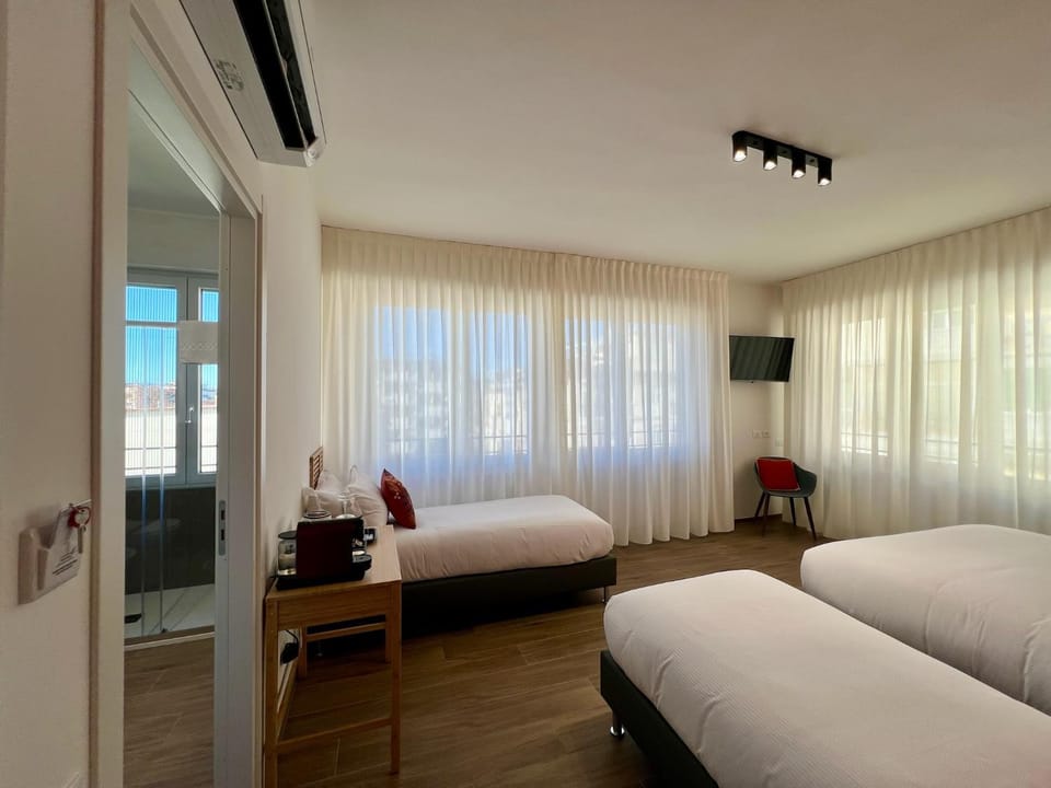 Bed, TV and multimedia, Photo of the whole room, Bedroom