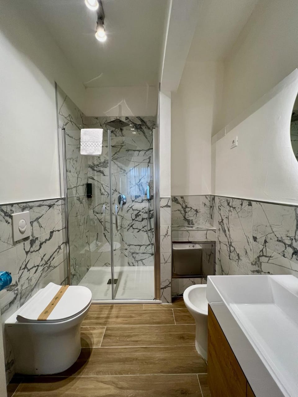 Shower, Toilet, Bathroom, towels