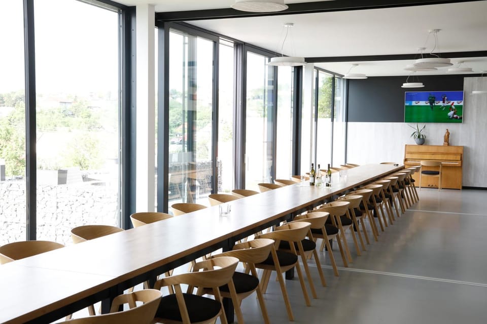Communal lounge/ TV room, Banquet/Function facilities, Meeting/conference room