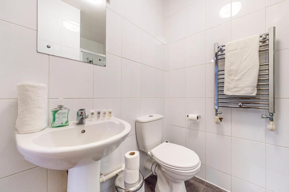 Modern 2Bed - 5min to Highbury & Islington Station Apartment in London Borough of Islington