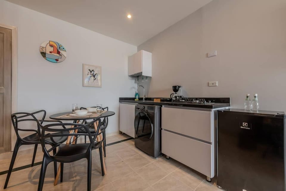 Dining area, kitchen
