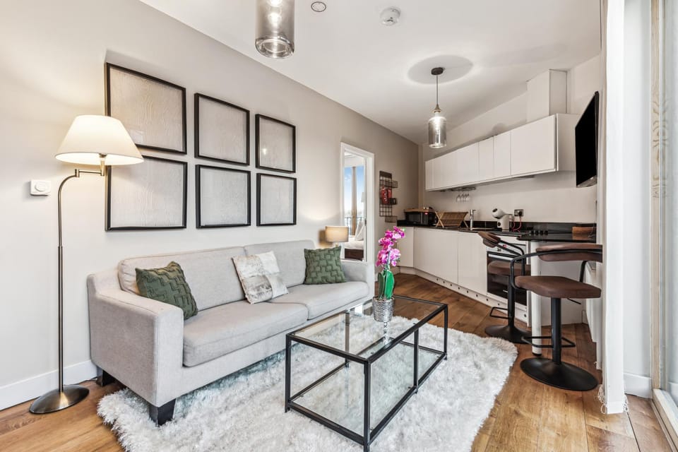 TV and multimedia, Kitchen or kitchenette, Living room, Seating area, Dining area
