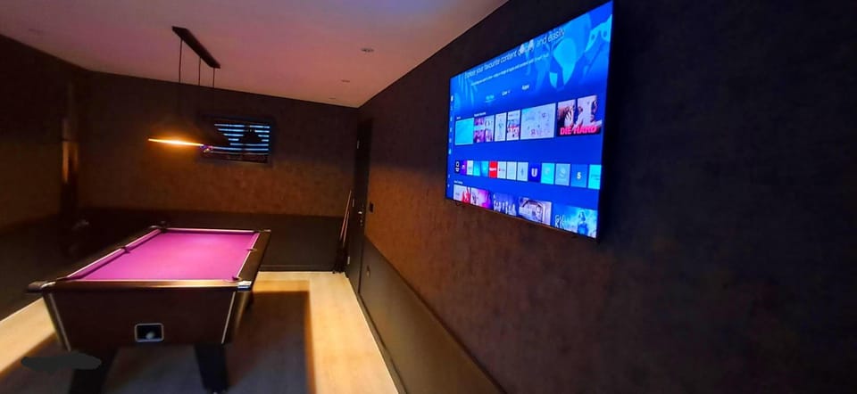 Billiard, Game Room