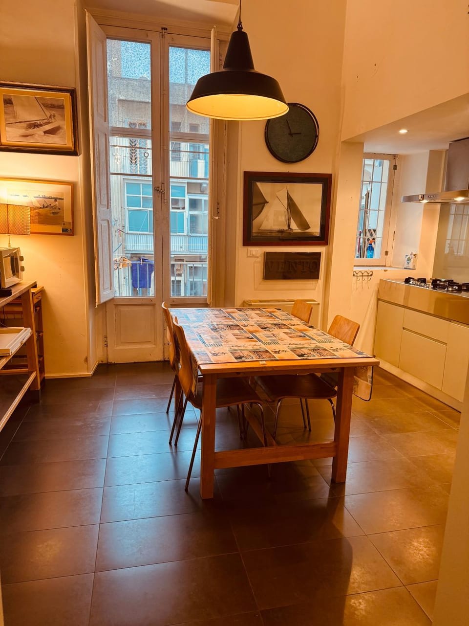 Kitchen or kitchenette, Dining area, microwave