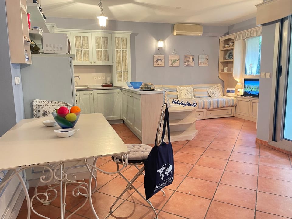 Kitchen or kitchenette, Living room, Seating area, Dining area