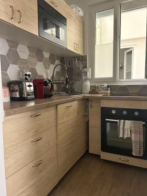 Coffee/tea facilities, Kitchen or kitchenette, dishwasher, stove, toaster