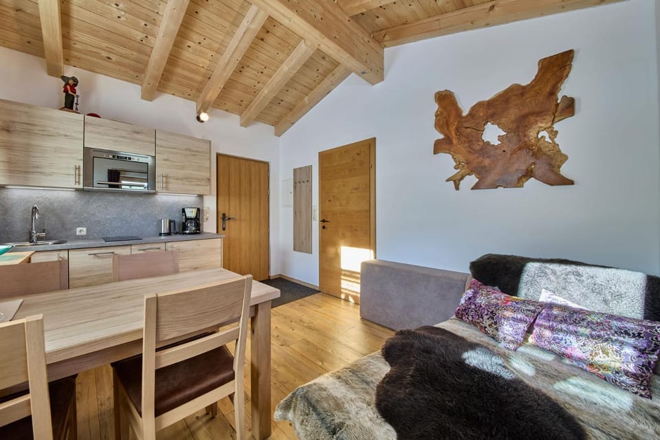 Kitchen or kitchenette, Living room, Seating area, Dining area
