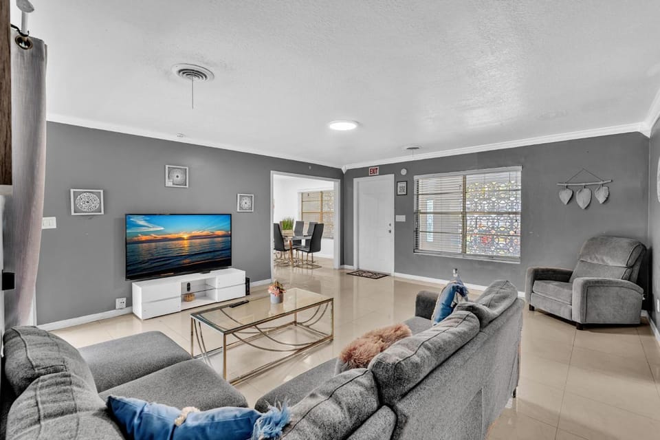 Luxury Heated Pool Villa Hollywood Beach & Casino House in Hollywood