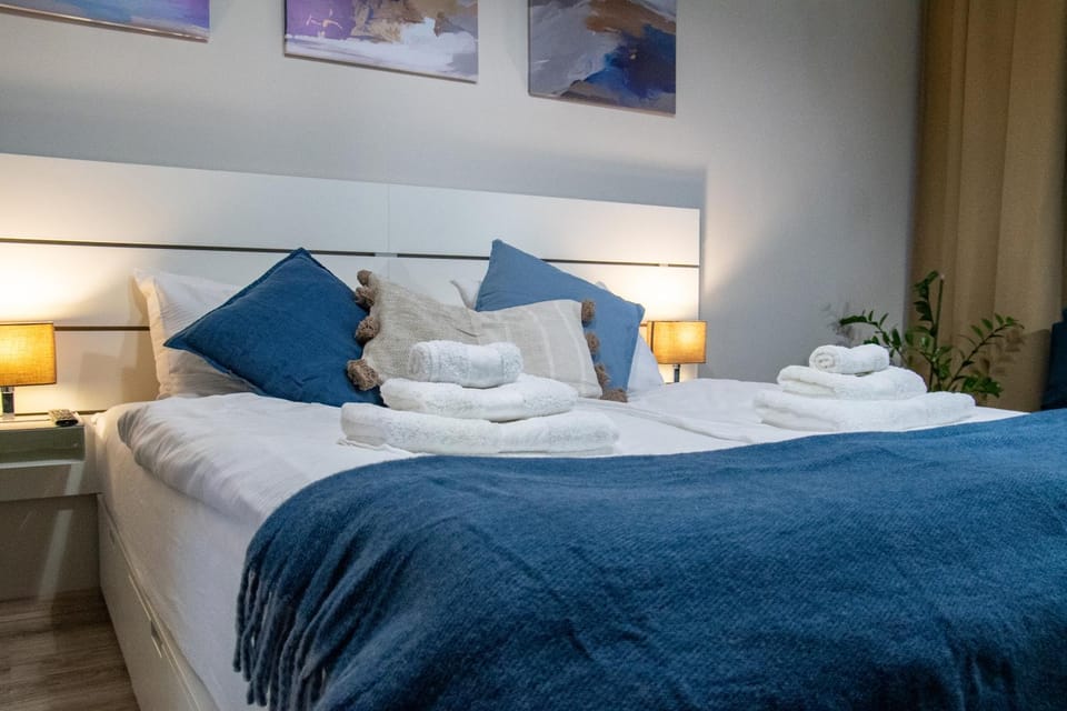Bed, Bedroom, towels