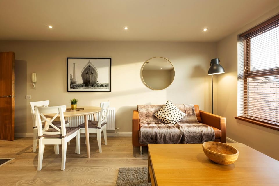 The Titanic -1bd Trendy Ap -Gold Short Term Stays Apartment in Belfast
