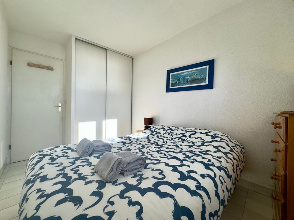 Bed, Photo of the whole room, Bedroom, towels, wardrobe