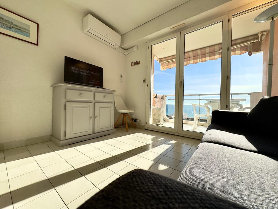 Communal lounge/ TV room, Natural landscape, TV and multimedia, Living room, Sea view, internet, air conditioner