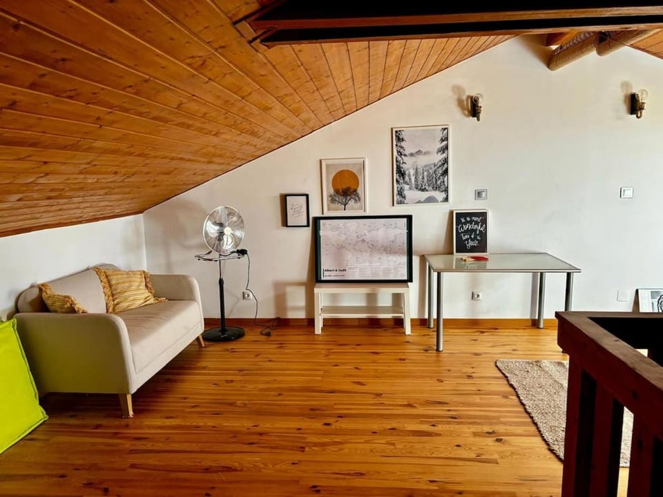 Bed, Living room, Photo of the whole room, Seating area