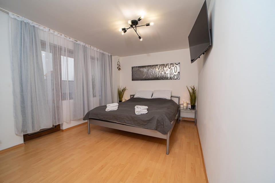 Photo of the whole room, Bedroom