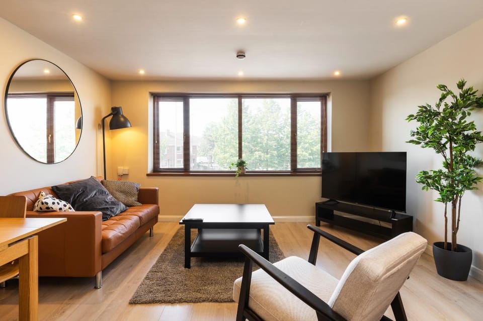 TV and multimedia, Living room, Seating area, Evening entertainment