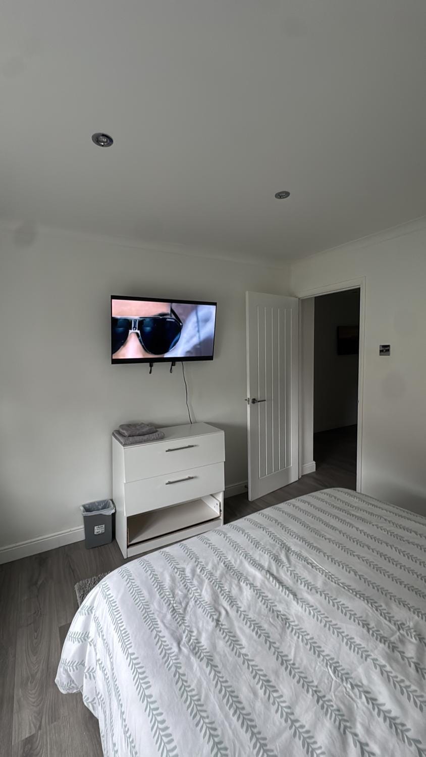 Bed, TV and multimedia, Evening entertainment, Bedroom