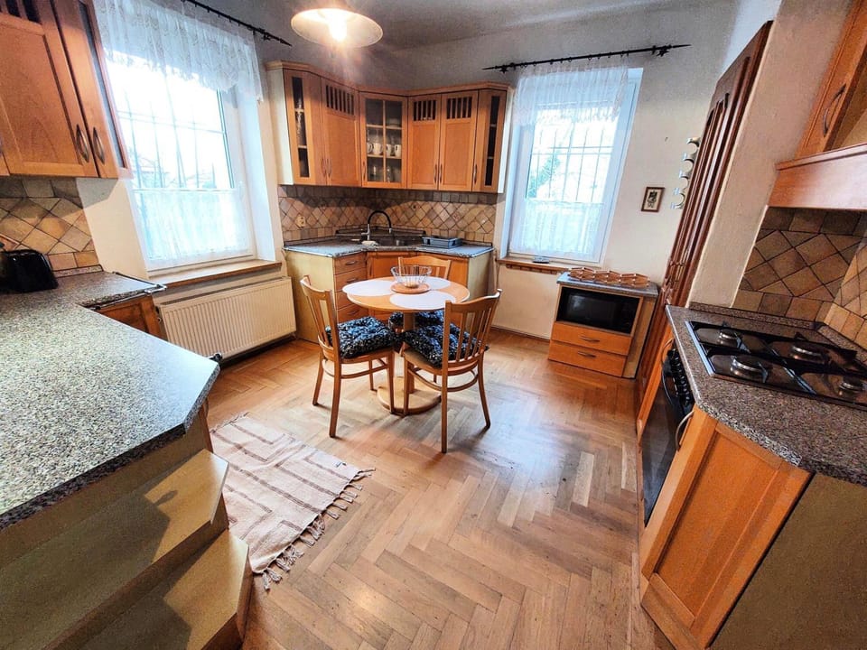Kitchen or kitchenette, Dining area