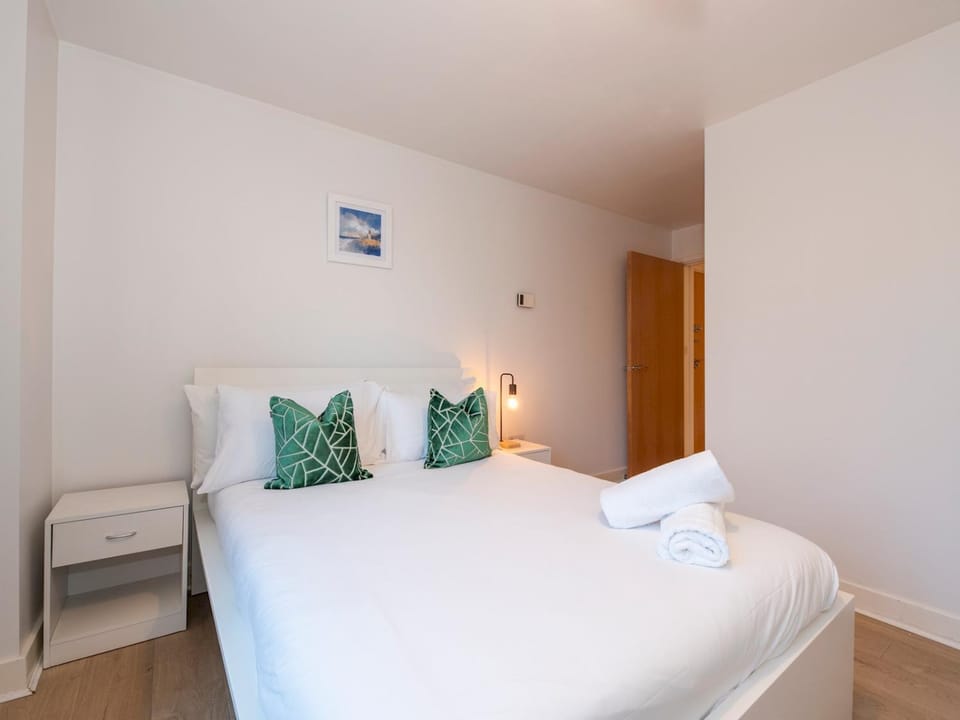 Bed, Other, Photo of the whole room, Bedroom, towels
