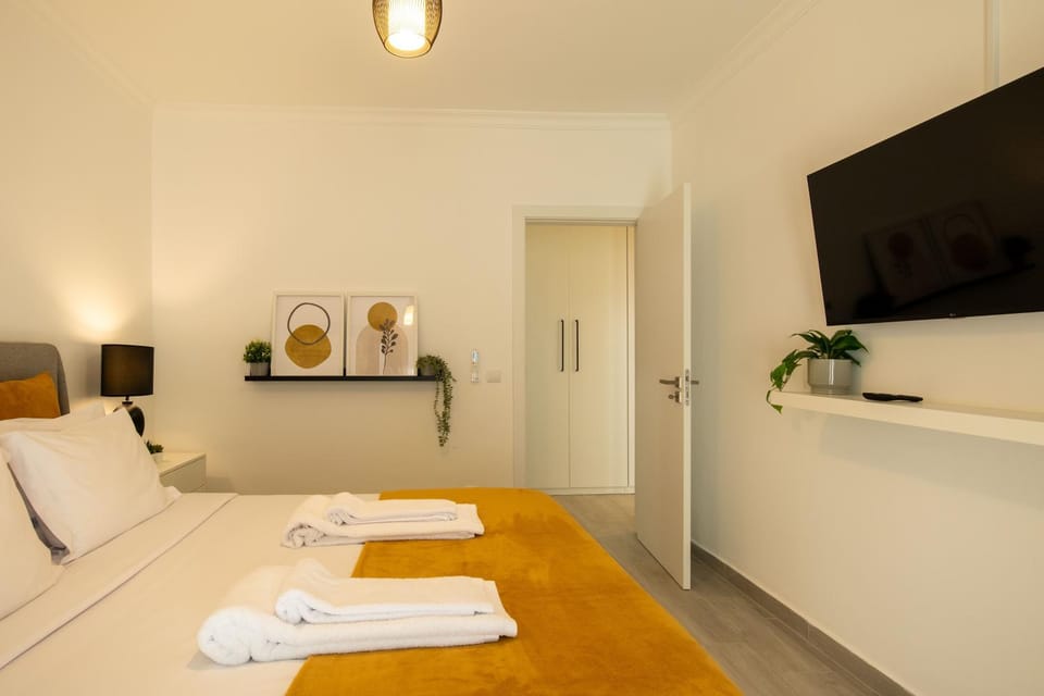 Bed, TV and multimedia, Bedroom, towels, wardrobe