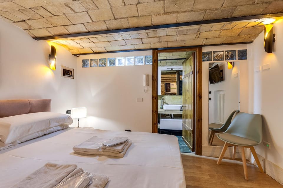 Bed, TV and multimedia, Photo of the whole room, Bedroom, towels, air conditioner