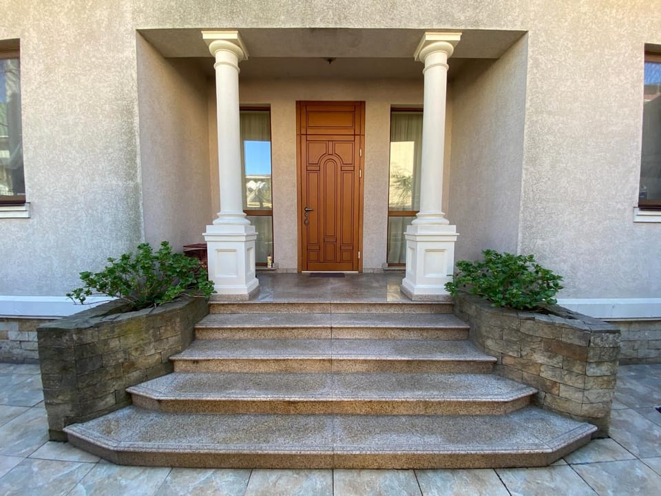Facade/entrance