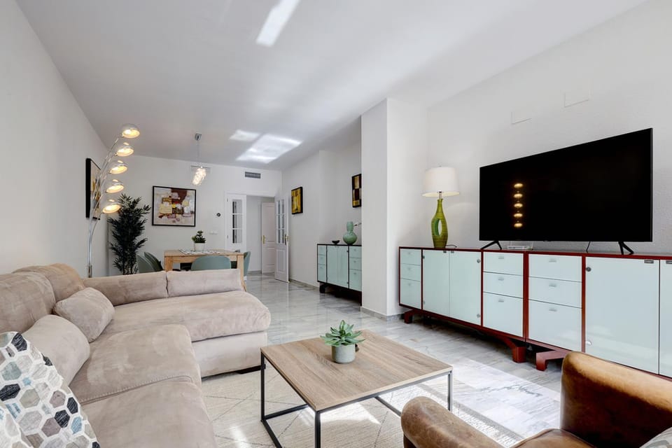 TV and multimedia, Living room, Seating area, Evening entertainment