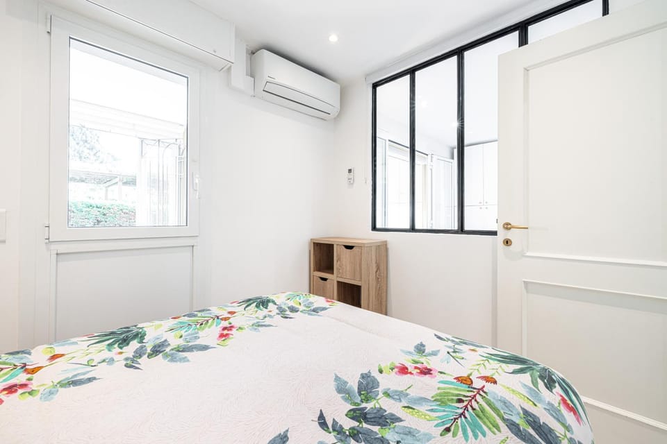 Bed, Photo of the whole room, Bedroom, internet, air conditioner