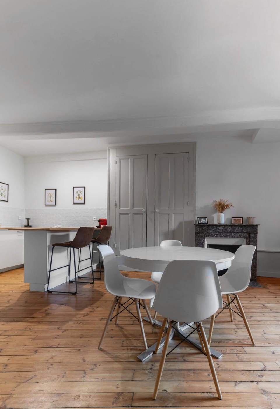 Kitchen or kitchenette, Dining area