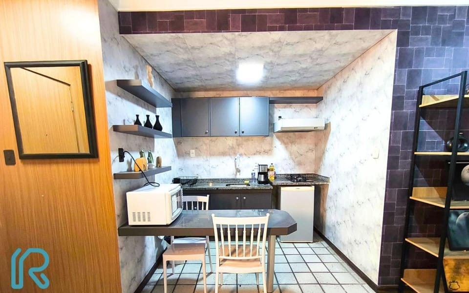 Kitchen or kitchenette, microwave, minibar, stove