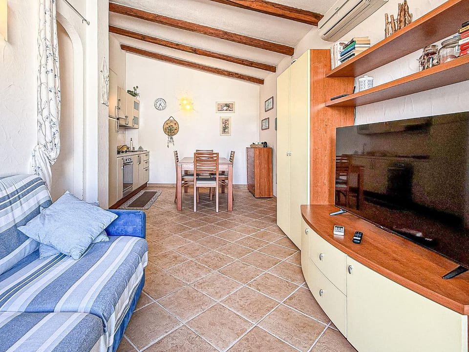 TV and multimedia, Kitchen or kitchenette, Living room, Seating area, Dining area