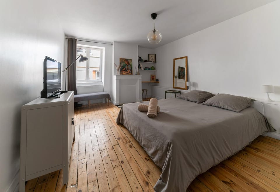 Bed, TV and multimedia, Photo of the whole room, Bedroom