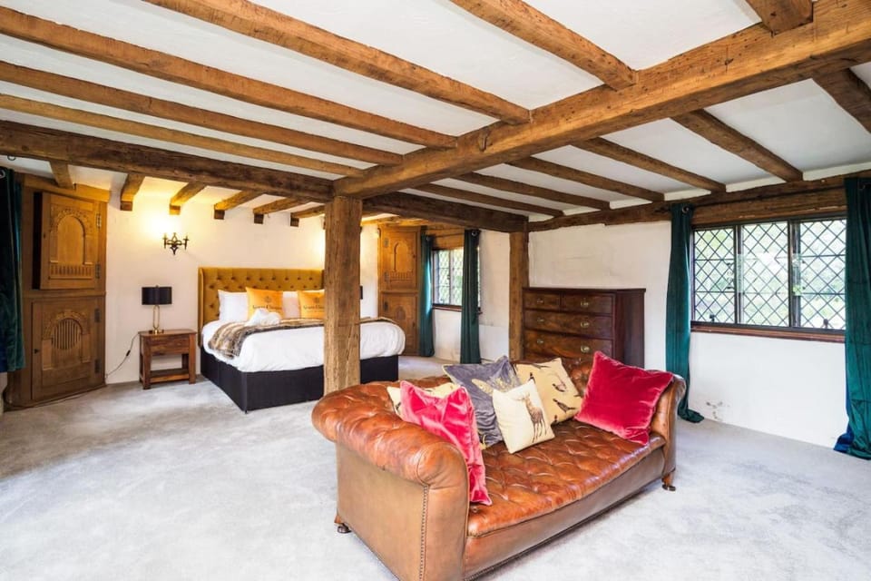 Countryside Retreat packed with Activities Tennis including Hot Tub, BBQ, Darts House in Wealden District