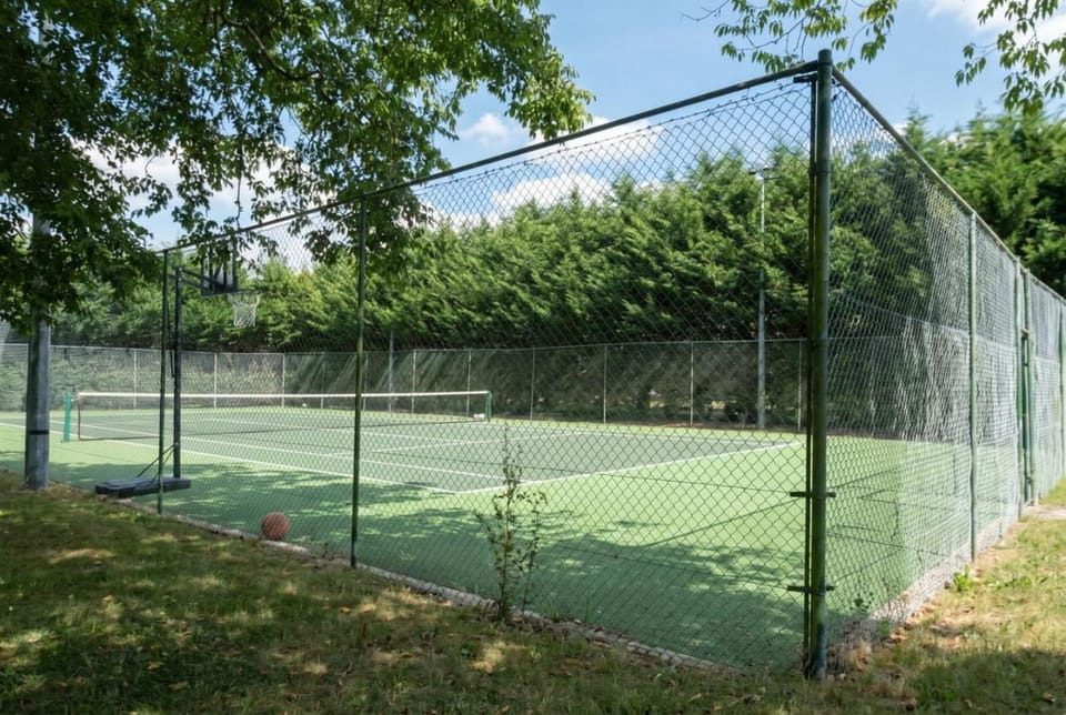Countryside Retreat packed with Activities Tennis including Hot Tub, BBQ, Darts House in Wealden District
