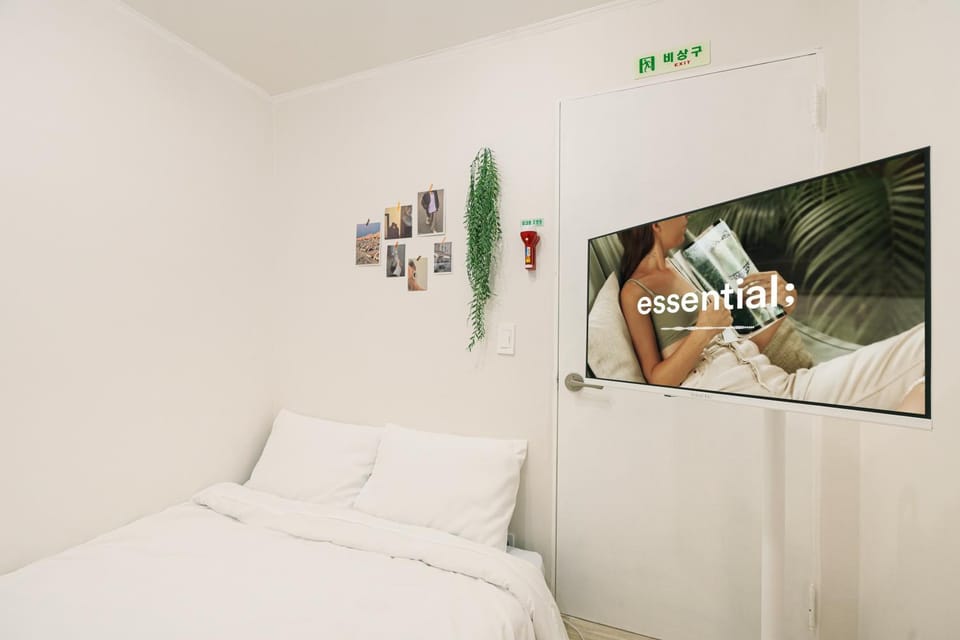 Communal lounge/ TV room, Bed, Area and facilities