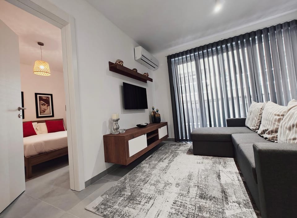 Property building, Bed, TV and multimedia, Living room, Decorative detail, Seating area, Bedroom, air conditioner