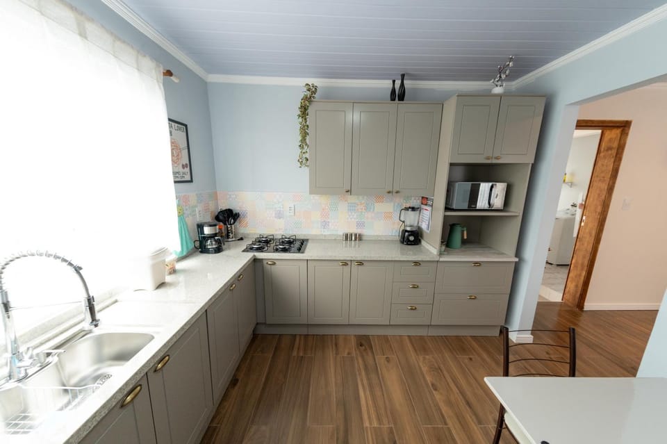 Coffee/tea facilities, Kitchen or kitchenette, stove
