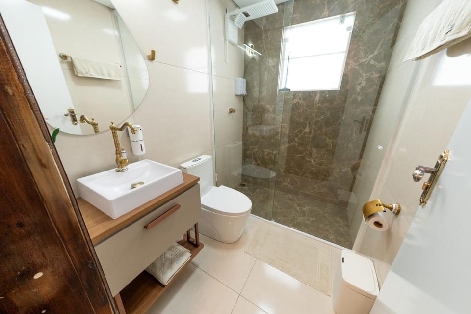 Shower, Toilet, Bathroom, bidet, towels