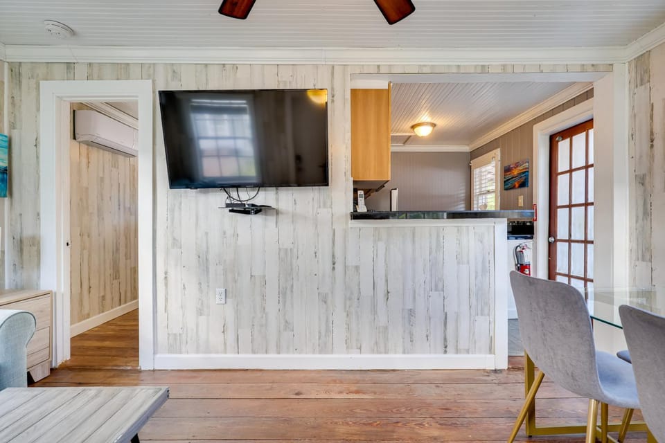 Shared Pool & Backyard: Small & Cozy Guest House House in Fort Lauderdale