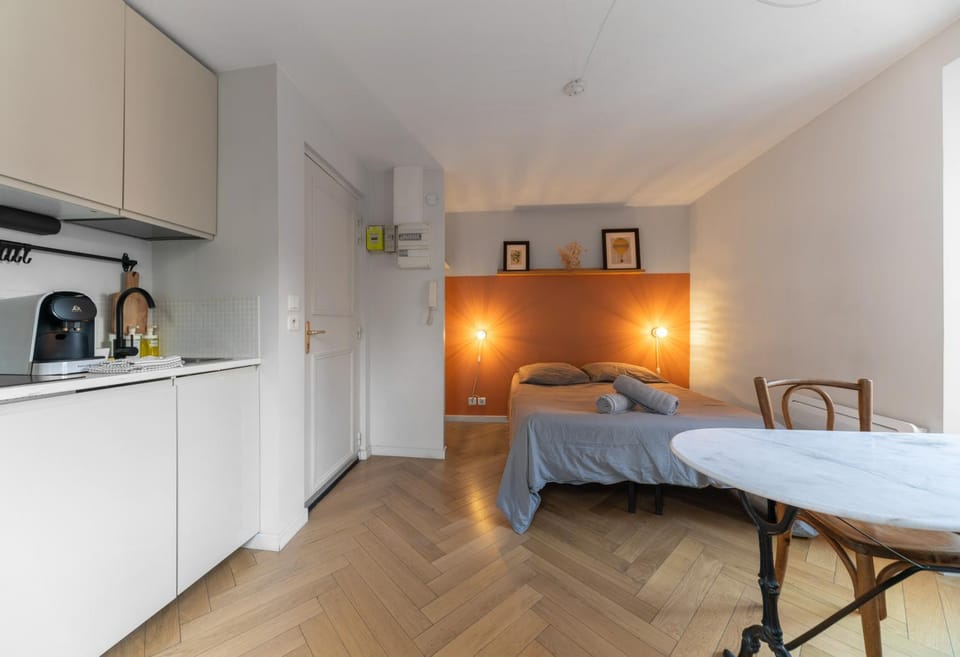 Bed, Kitchen or kitchenette, Dining area, Bedroom, stove