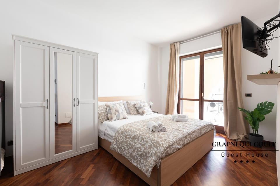 Bed, TV and multimedia, Photo of the whole room, Bedroom, towels, wardrobe