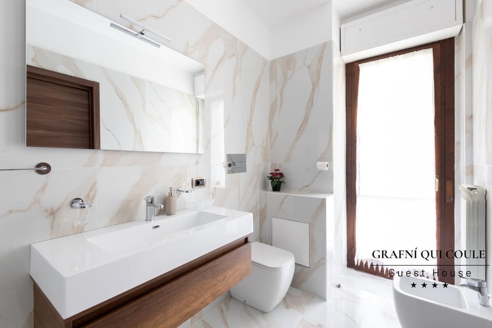 Shower, Toilet, Bathroom, bidet, towels