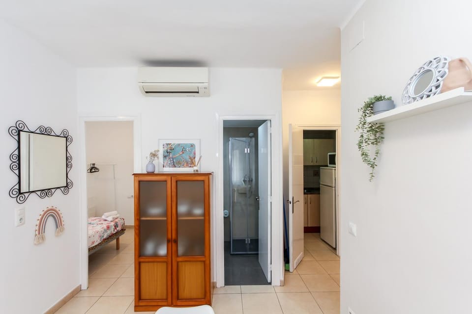 Kitchen or kitchenette, Photo of the whole room, Bedroom, air conditioner