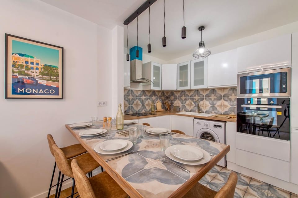 Kitchen or kitchenette, Dining area, stove