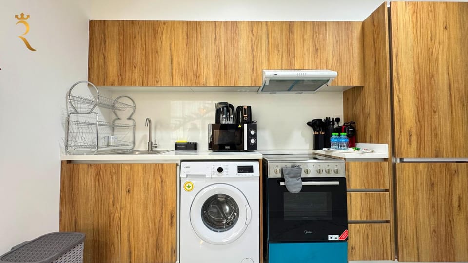 Coffee/tea facilities, Kitchen or kitchenette, oven, stove, toaster, washing machine