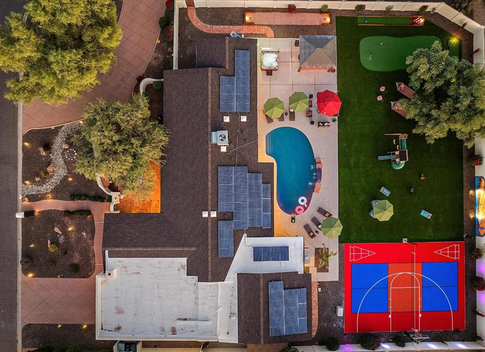 6 BR w Sport Court Pool Playground Hot Tub Arcade House in Scottsdale