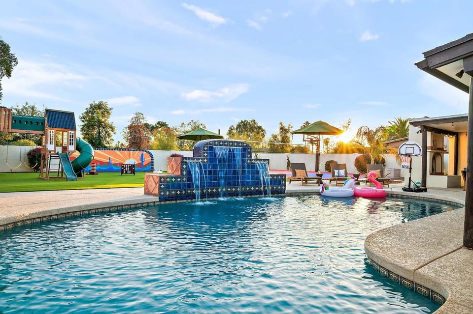 6 BR w Sport Court Pool Playground Hot Tub Arcade House in Scottsdale