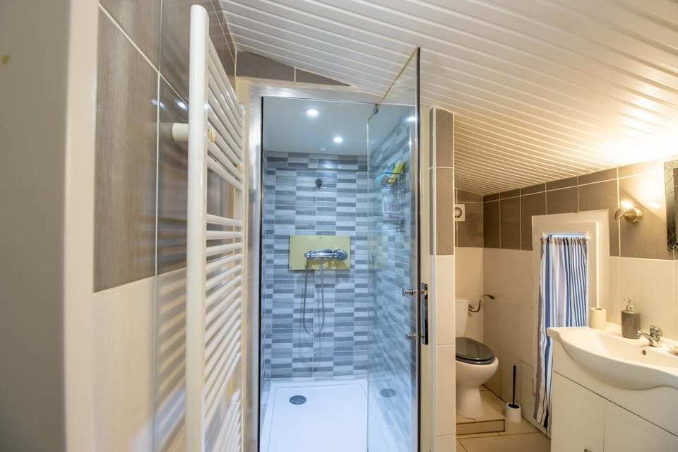 Bathroom, Living room