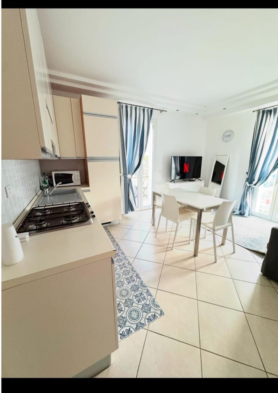 TV and multimedia, Kitchen or kitchenette, Living room