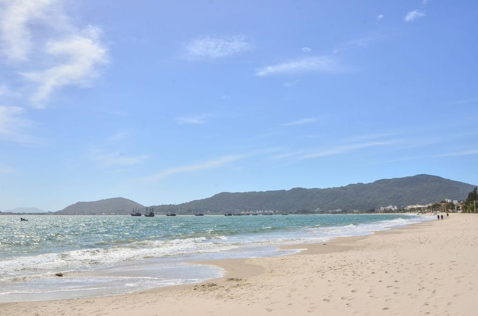 Apto junto a praia em Canasvieiras UQ9723 Apartment in Florianopolis