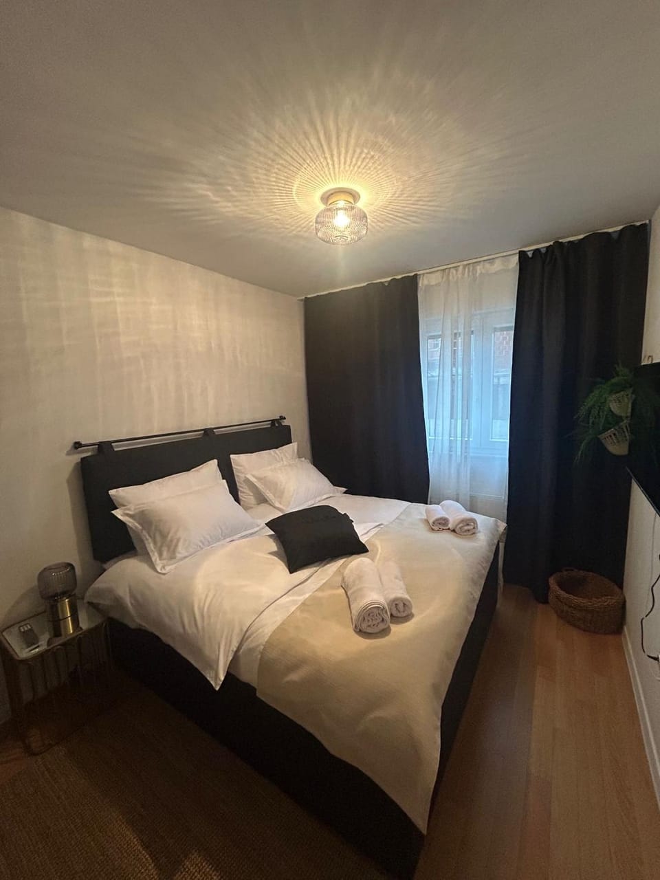 Photo of the whole room, Bedroom